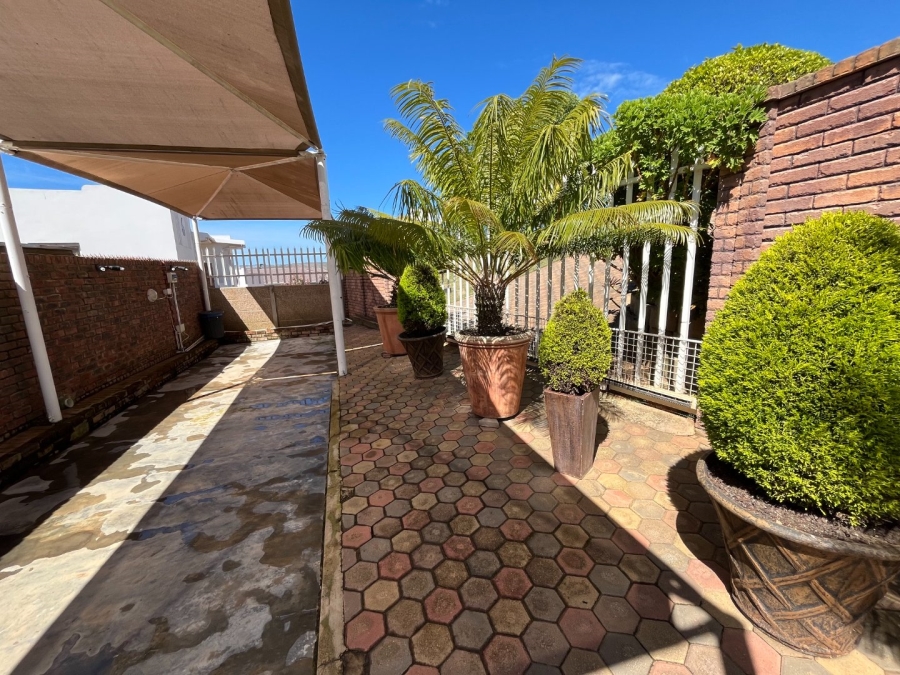 4 Bedroom Property for Sale in Hartenbos Heuwels Western Cape